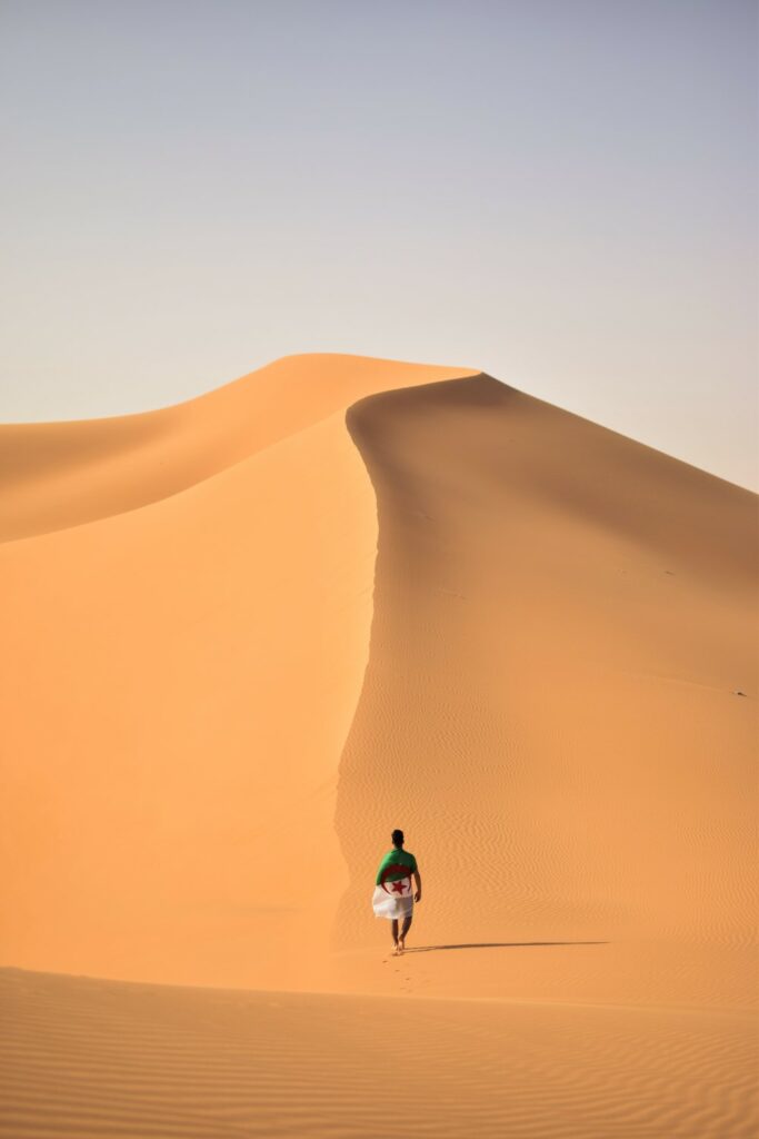 Un homme marche dans le désert